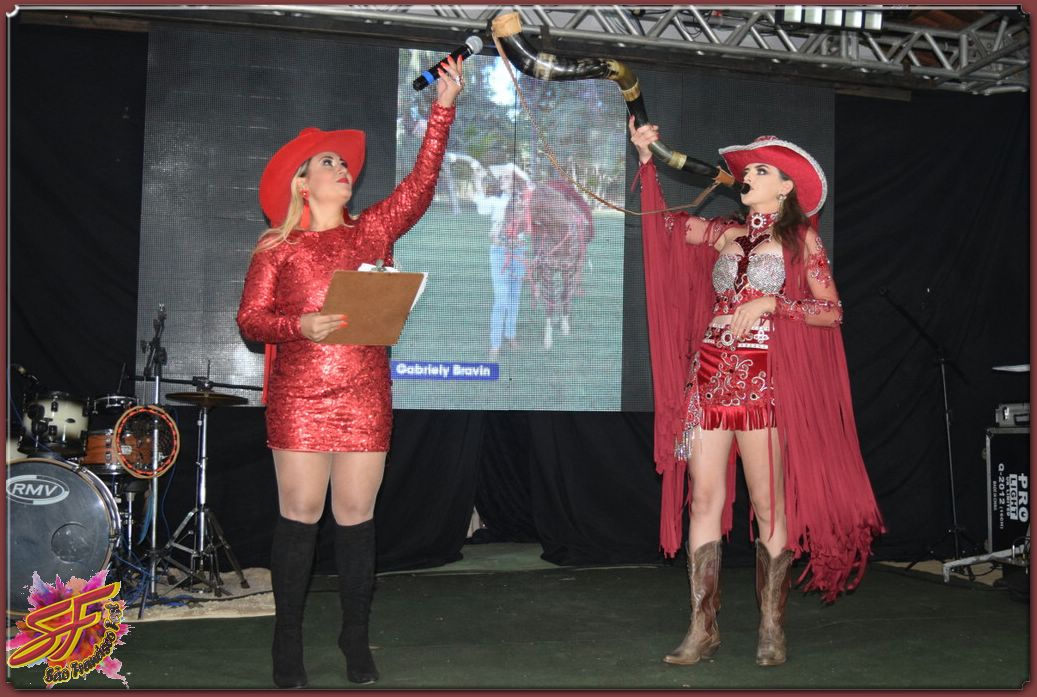 DESFILE DA RAINHA DA EXPOVALE 2019